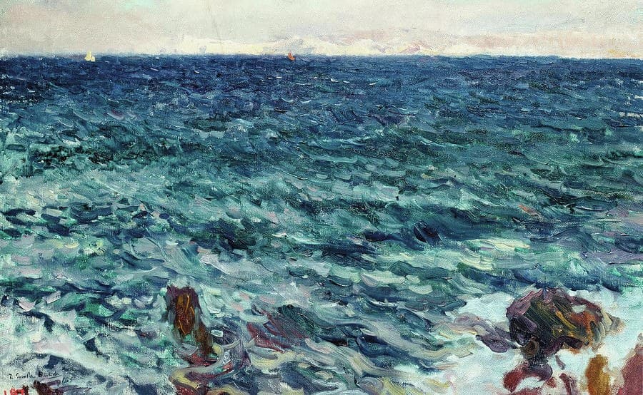 Un mar pintado: agua azul y verde agitada hasta un horizonte pálido con dos velas pequeñas, y rocas oscuras al frente.